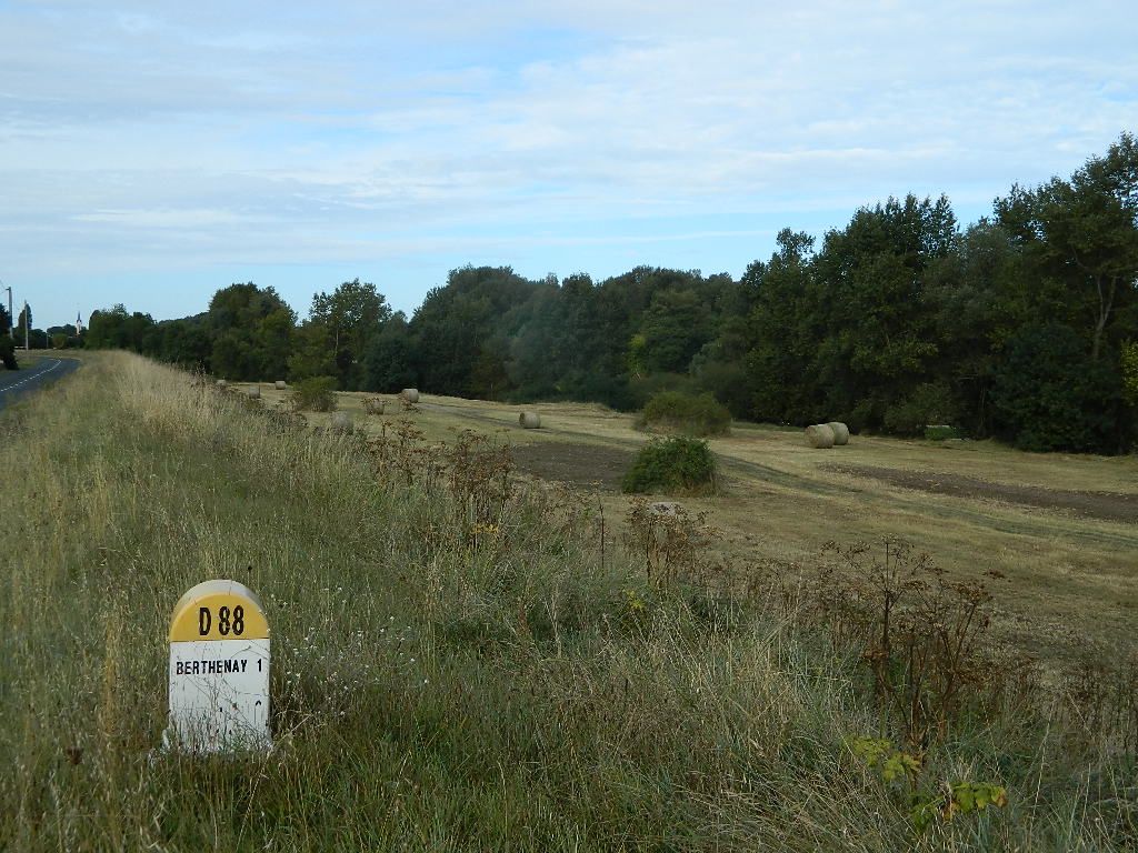 berthenay_prairies_bottes_foin_003.jpg