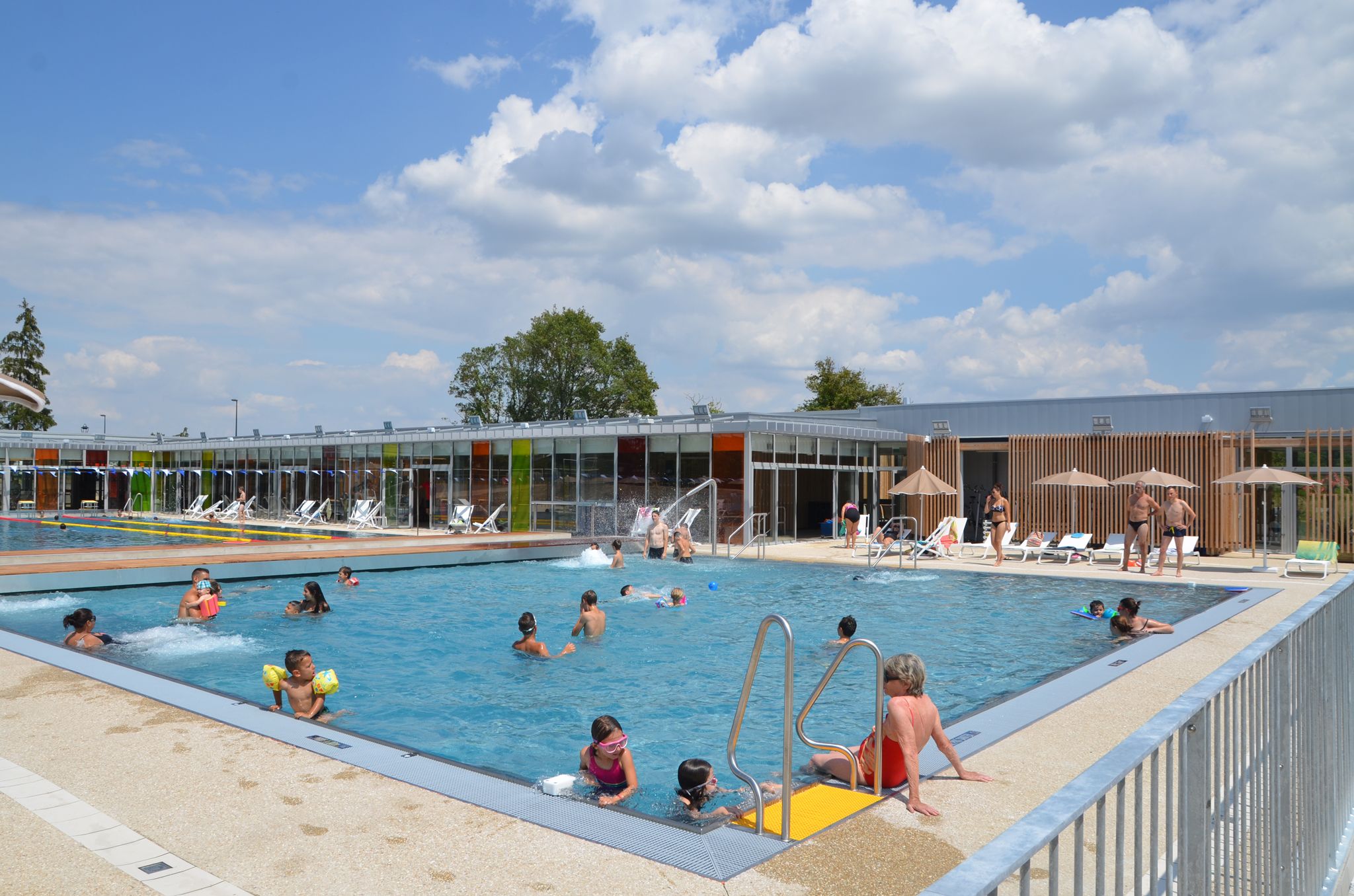 thermes_luynes_avec_nageurs_v_dupre.jpg