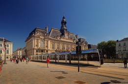 Le tramway place Jean-Jaurès à Tours