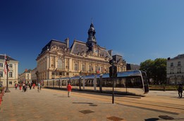 Le tramway place Jean-Jaurès à Tours Le tramway place Jean-Jaurès à Tours