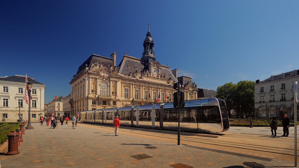 Le tramway place Jean-Jaurès à Tours
