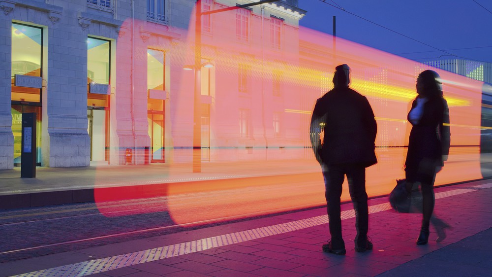 tram_personnages_devant_gare_tours_fond_orange_f_paillet_basse def.jpg