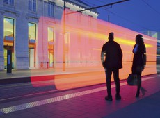 tram_personnages_devant_gare_tours_fond_orange_f_paillet_okdefinitive_0_1.jpg